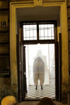 16_Marta_Sala_kostiumy_Ostatnia_Pochwa_spektakl_wizualny_Grupy_Strupek_4p_Krakow2011.jpg